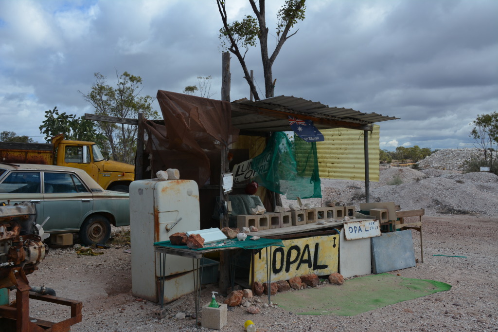 tourist desk lightning ridge